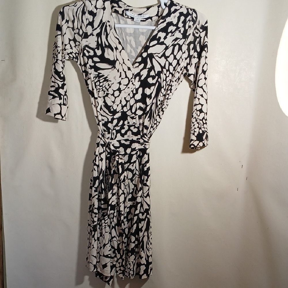 Diane Von Furstwnberg Black and White Wrap Dress Size 10